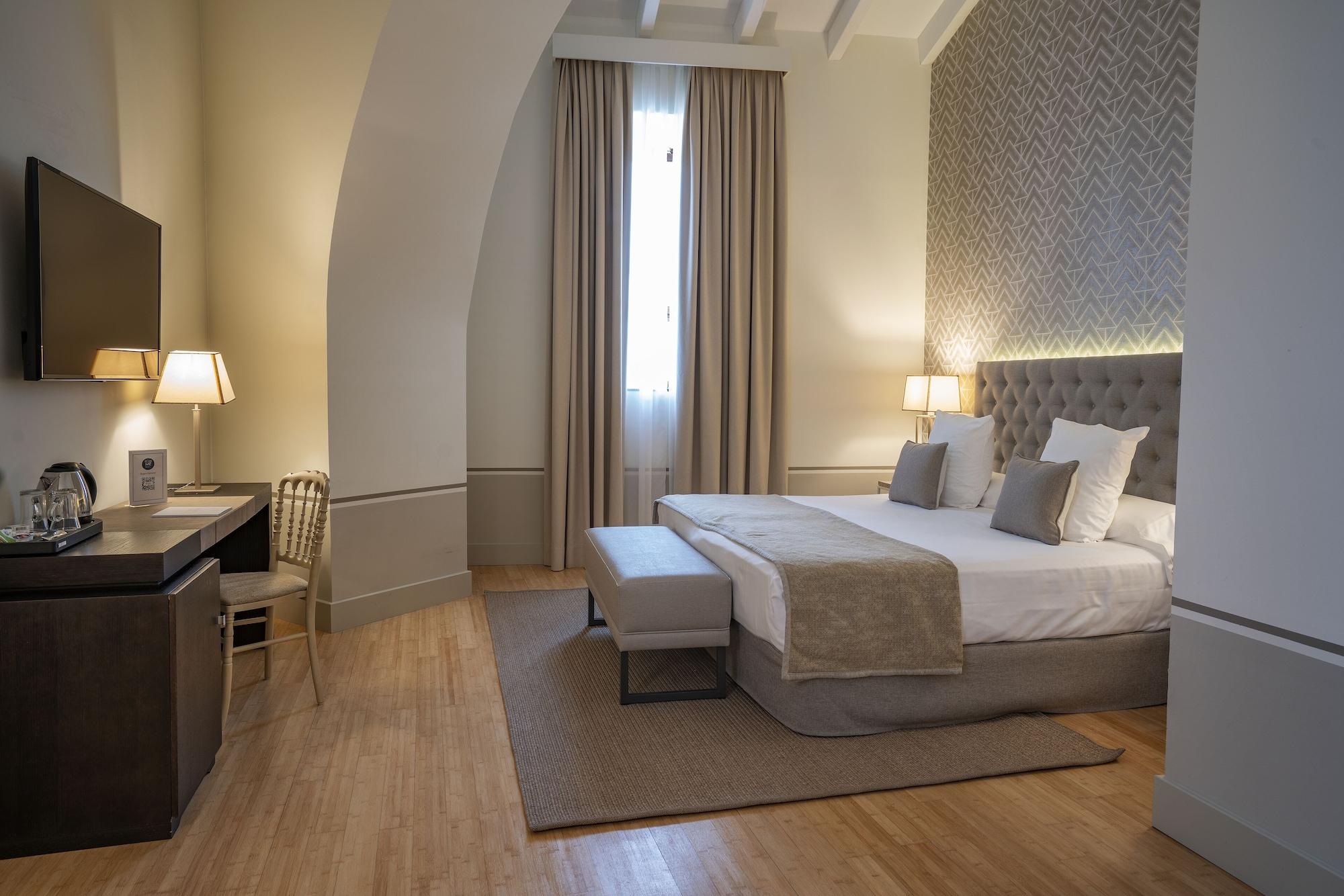 Hospes Palacio De Arenales & Spa Caces Exterior foto A room at the hotel
