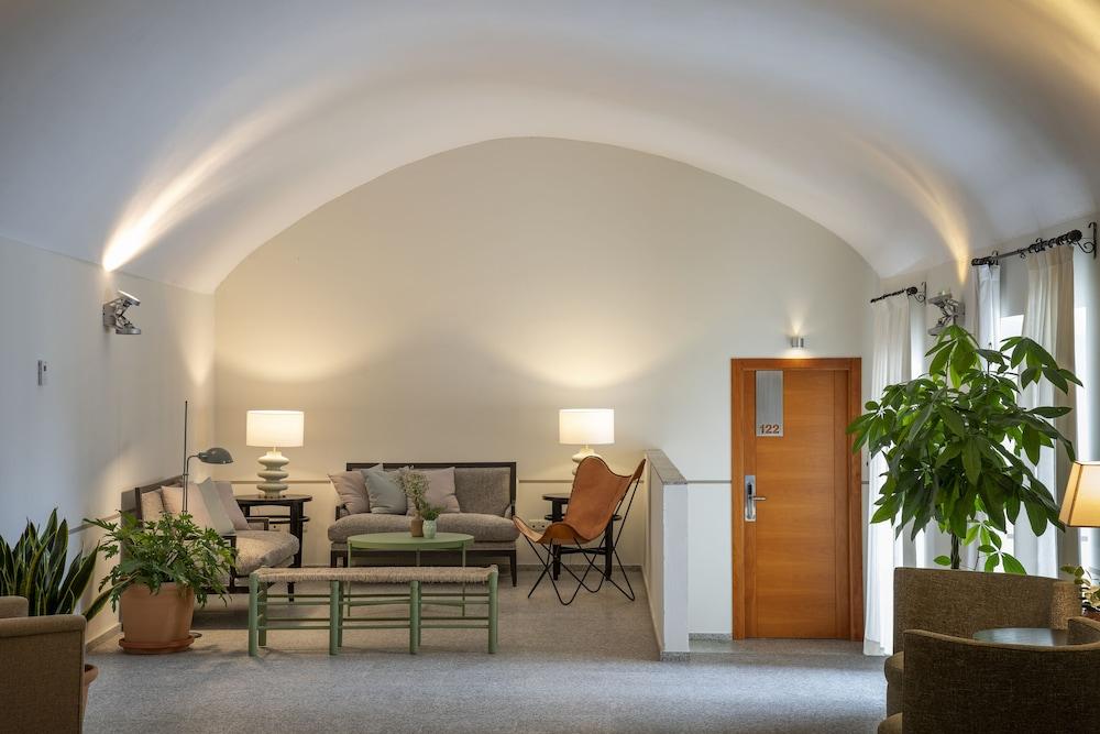 Hospes Palacio De Arenales & Spa Caces Exterior foto The interior of the house