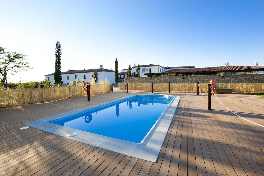 Hospes Palacio De Arenales & Spa Caces Exterior foto Swimming pool