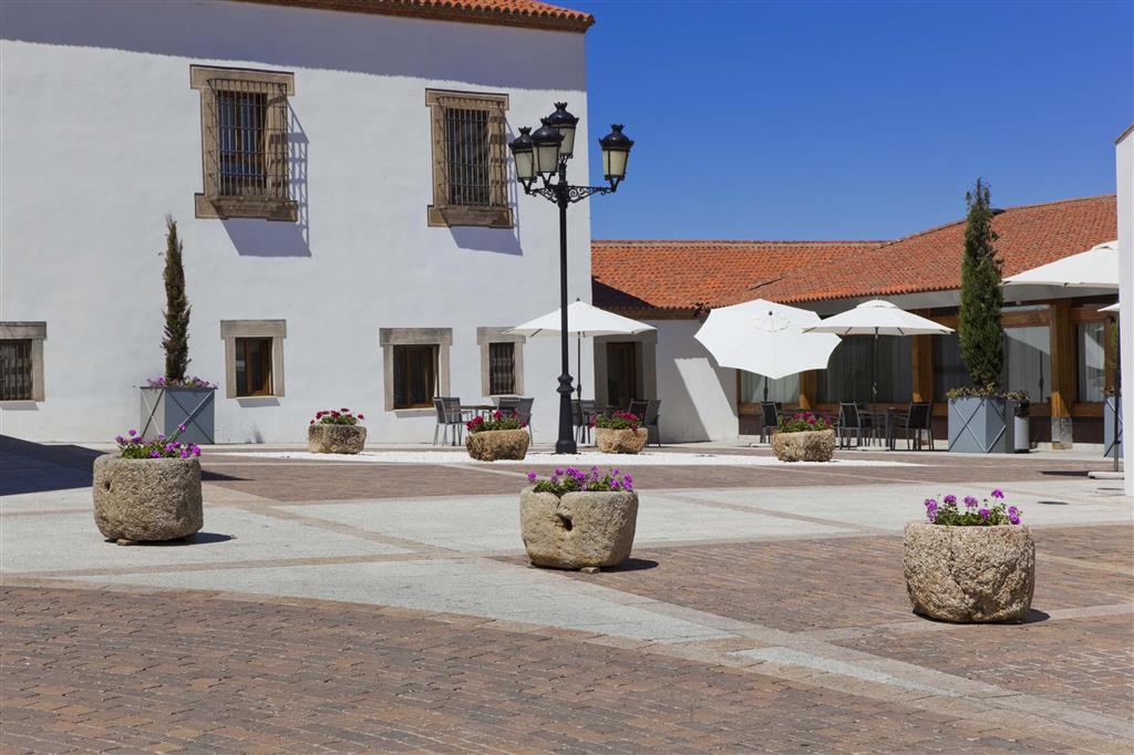 Hospes Palacio De Arenales & Spa Caces Exterior foto The square in front of the Casa Diogo Cao