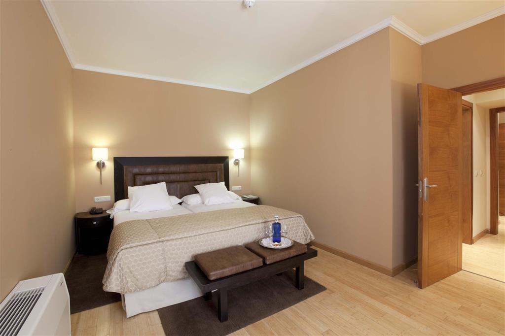 Hospes Palacio De Arenales & Spa Caces Zimmer foto A bedroom