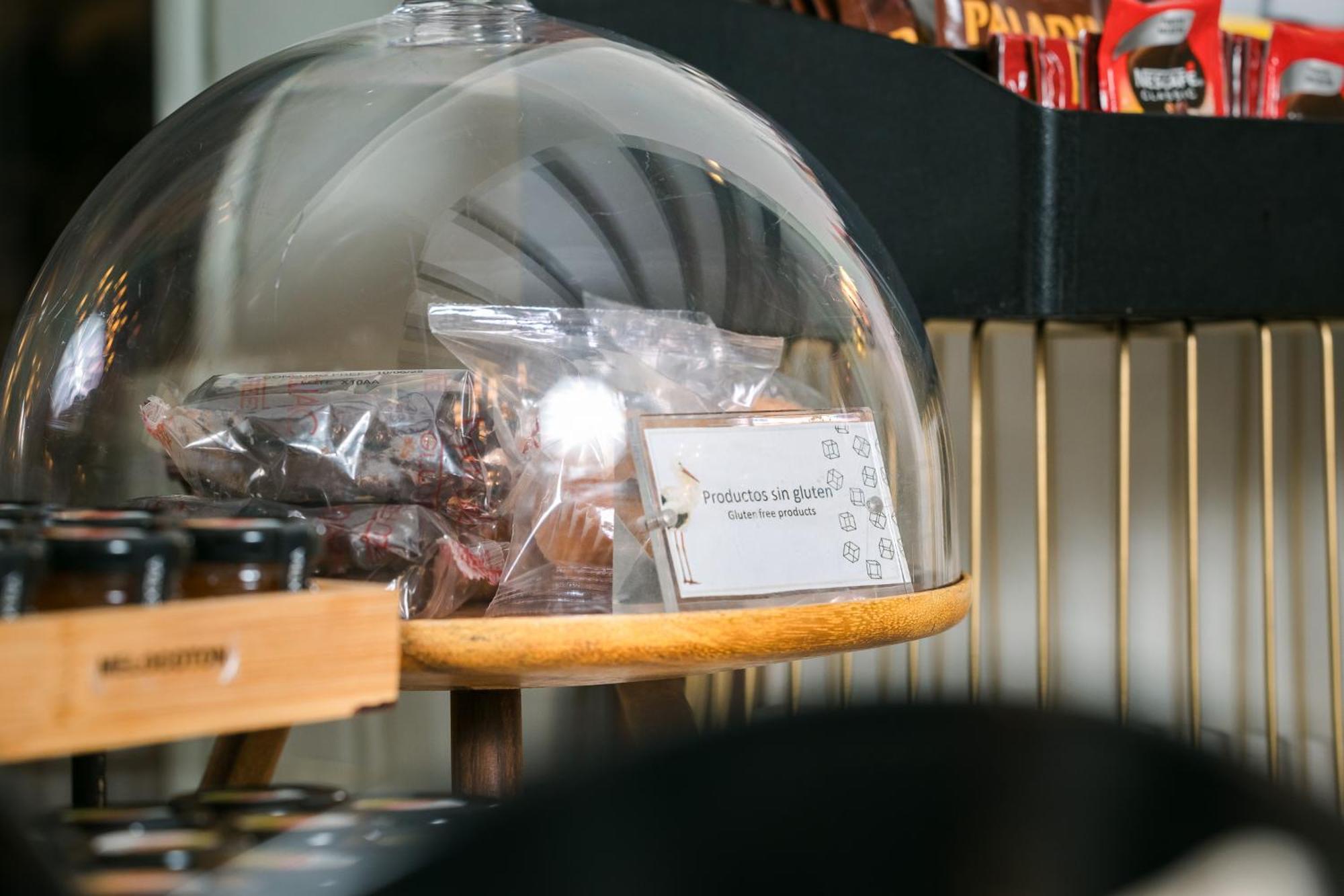 Hospes Palacio De Arenales & Spa Caces Exterior foto A chocolate display at a coffee shop
