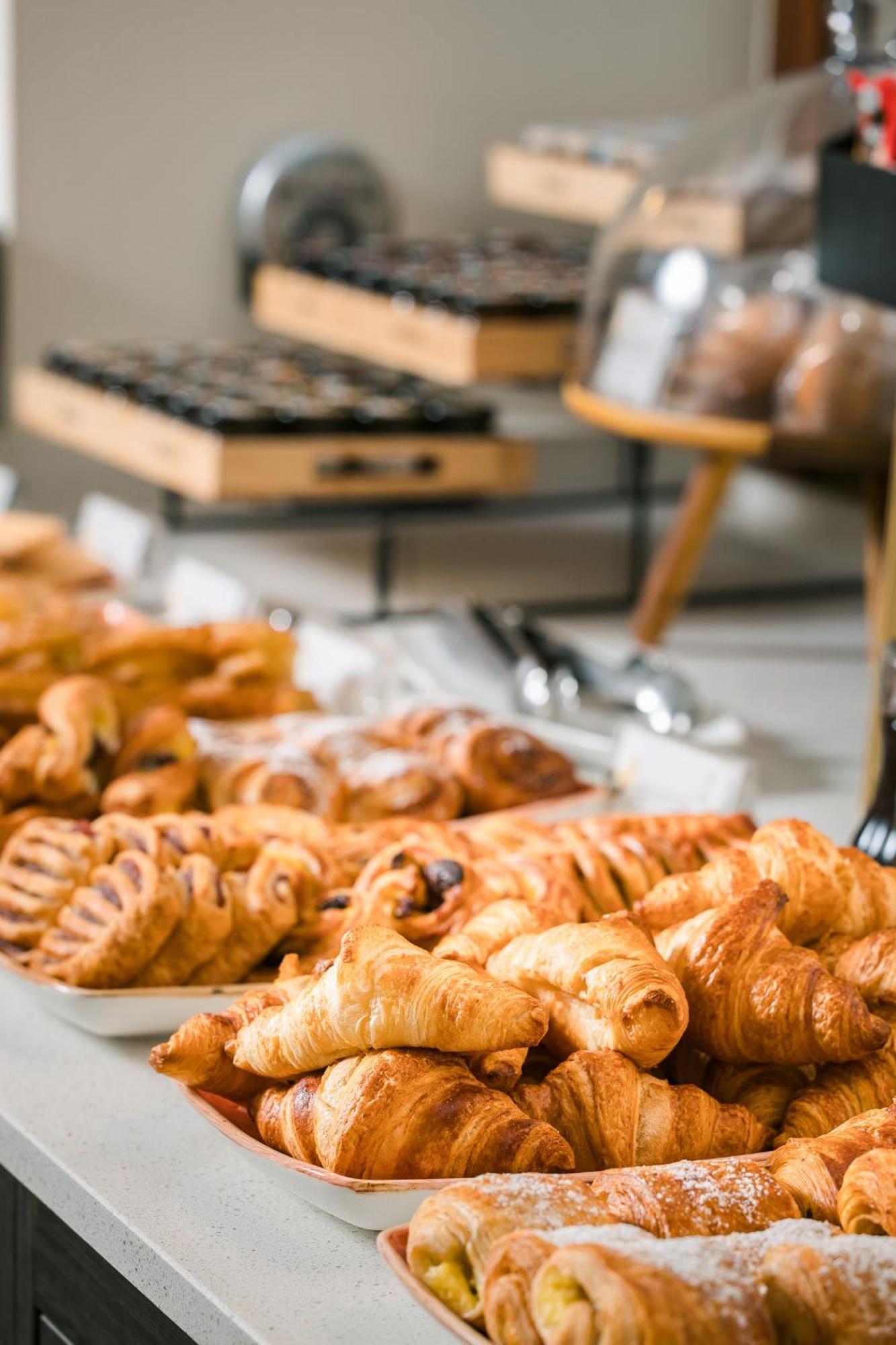 Hospes Palacio De Arenales & Spa Caces Exterior foto Croissants